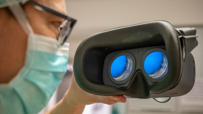 Privatdozent Dr. Michael Kranzfelder hält eine VR-Brille in der Hand 