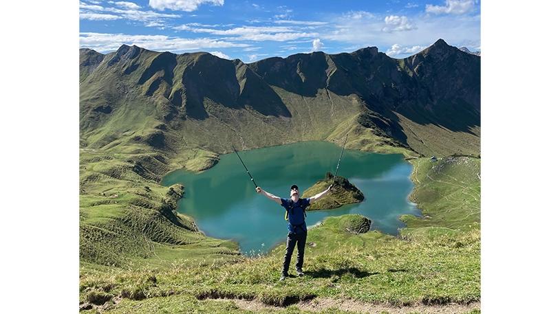 Wanderer vor Bergsee 