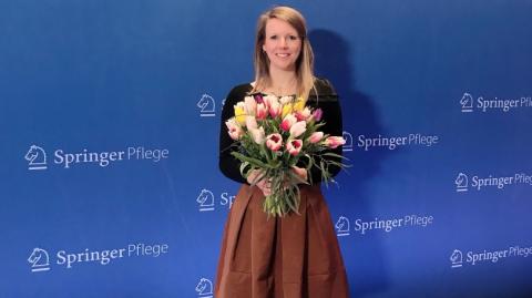 Julia Mayer mit Blumenstrauß in der Hand