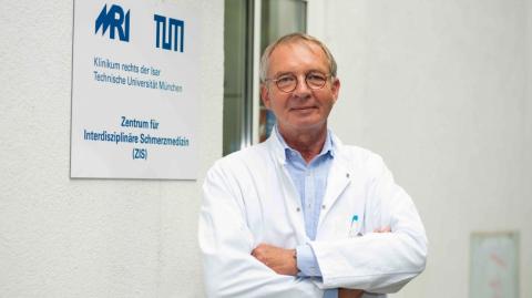 Prof. Dr. Dr. Thomas R. Tölle mit verschränkten Armen 